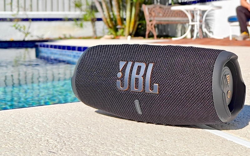 Loa Bluetooth JBL Charge 5 co ve ngoai gon gang de dang di chuyen