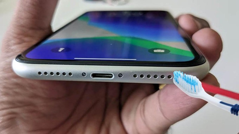 Nếu bạn nghi ngờ loa iPhone bị nhỏ do bụi, hãy vệ sinh loa cẩn thận