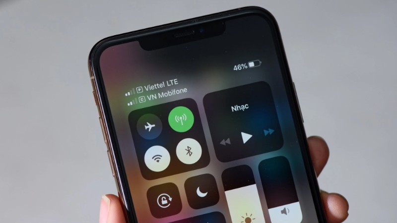 Nếu iPhone đang kết nối với thiết bị Bluetooth, hãy ngắt kết nối để âm thanh phát ra từ loa 