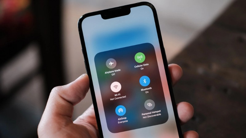Có thể iPhone đang kết nối tai nghe Bluetooth nên bạn không thể nghe âm thanh bàn phím