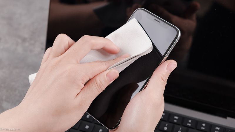 Vệ sinh màn hình iPhone