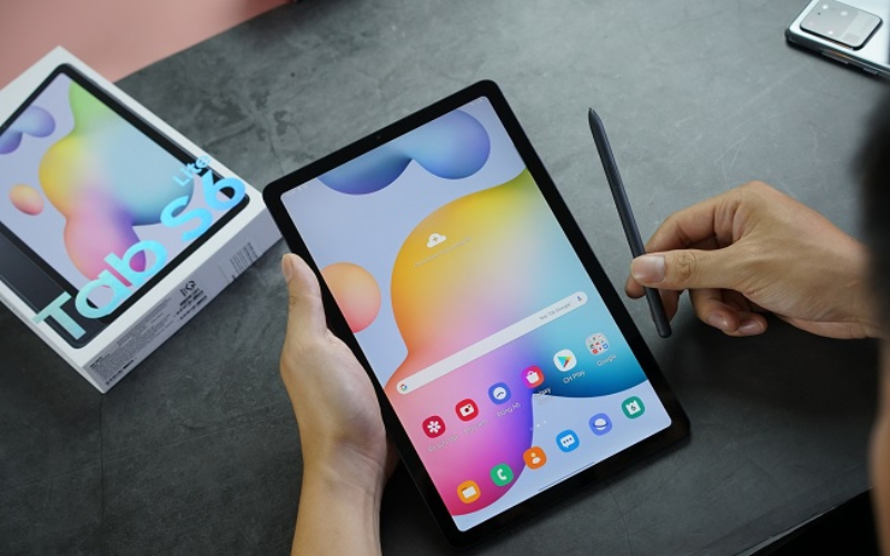 galaxy tab s6 cho cam giac cam nam chac tay va de dang mang theo trong balo hoac tui chong soc