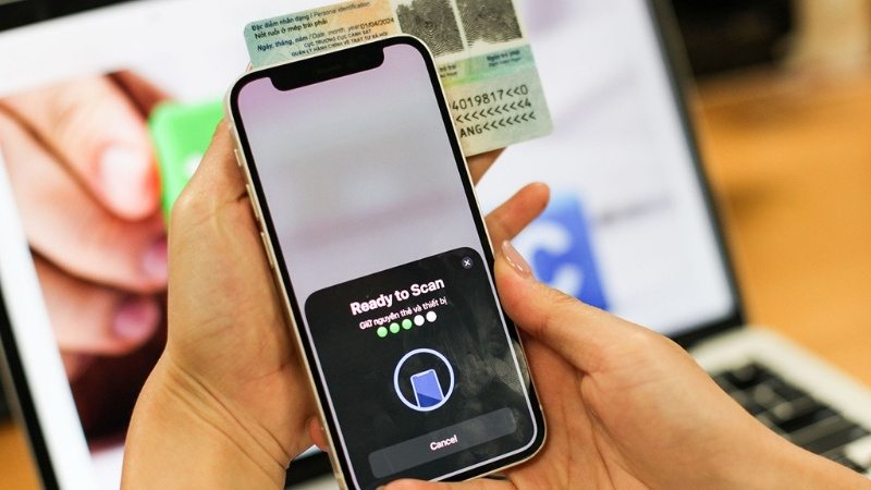  Chip NFC thường nằm ở phần trên của mặt lưng iPhone, gần khu vực camera sau