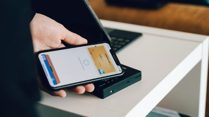 iPhone được trang bị một con chip NFC cho phép giao tiếp với các thiết bị hoặc thẻ NFC khác ở khoảng cách gần