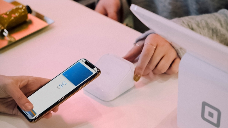  Đưa phần trên của mặt lưng iPhone (khu vực quanh cụm camera) lại gần thẻ NFC