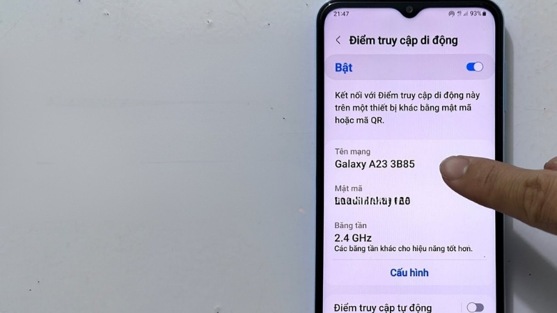 Kích hoạt tính năng và cho phép các thiết bị khác kết nối vào tín hiệu WiFi của điện thoại