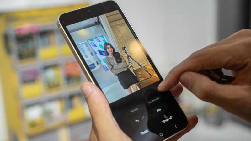  AI sẽ đề xuất các nút gợi ý như Xóa bóng hoặc Xóa phản chiếu 