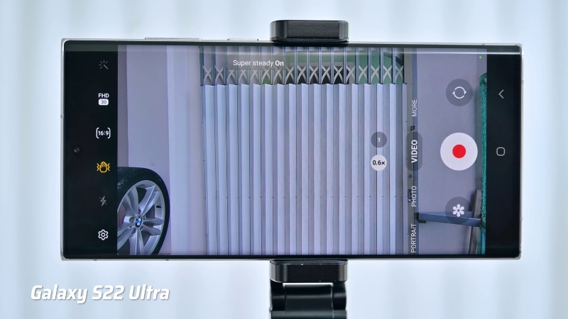 Chống rung Super Steady mang lại những video cực kỳ ổn định và mượt mà, ngay cả khi bạn di chuyển hoặc chạy bộ