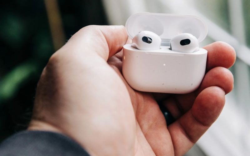 lay tai nghe airpods ra khoi hop dung