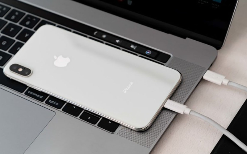 Kết nối iPhone với MacBook bằng cáp Lightning