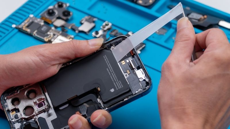 Nếu pin của iPhone đã cũ và không còn hoạt động tốt, hãy thay pin mới