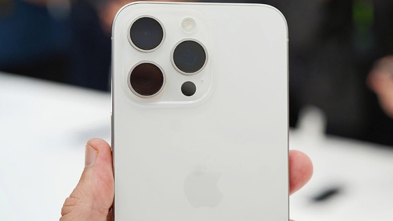 Vỏ zin có viền camera bằng kính/kim loại hoàn thiện cao, phẳng, khít với mặt lưng, không khe hở