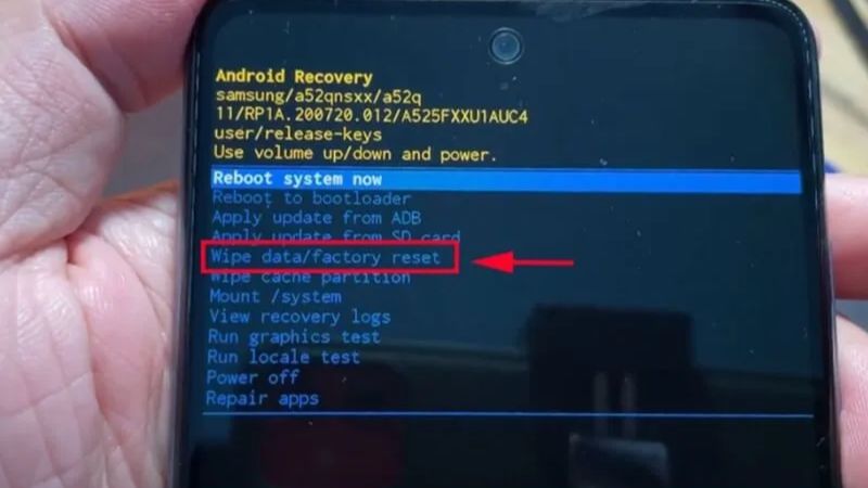 Chọn Wipe data/factory reset