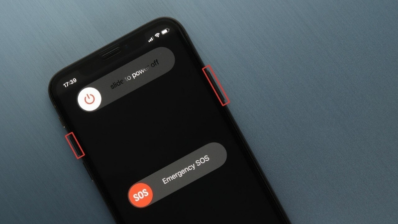 Đôi khi, việc khởi động lại iPhone có thể khắc phục các lỗi phần mềm tạm thời