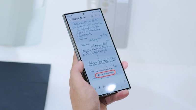 Sau khi viết ghi chú bằng S Pen, nhấn vào biểu tượng Chuyển chữ viết tay thành văn bản