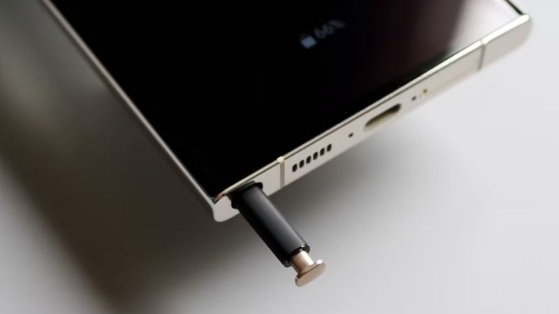 S Pen trên Galaxy S23 Ultra có kích thước nhỏ gọn, vừa vặn với khe cắm trên thân máy