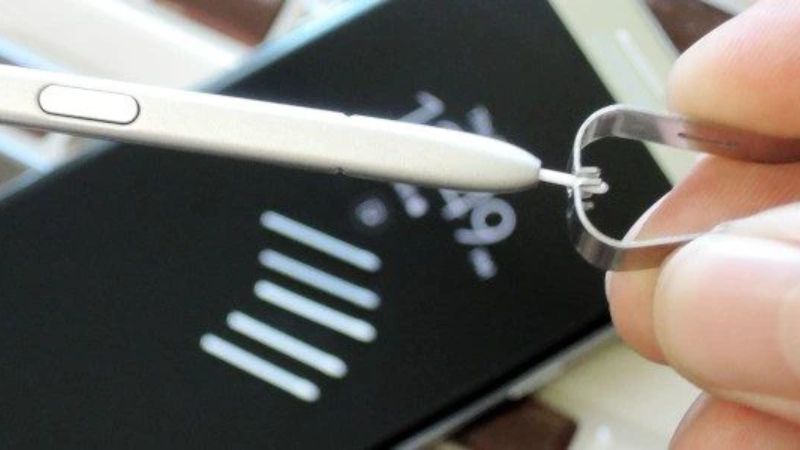 Dùng kẹp kim loại đi kèm trong hộp để nhẹ nhàng rút ngòi cũ
