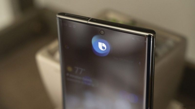 Nhấn và giữ phím Nguồn để kích hoạt tính năng Bixby Voice