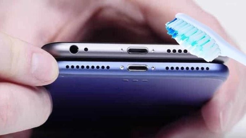 Quét nhẹ nhàng theo một chiều để làm bong các hạt bụi bám trên bề mặt 