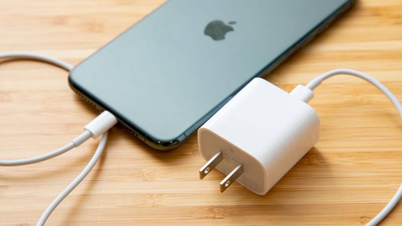 Sử dụng cáp sạc Lightning chính hãng Apple hoặc các thương hiệu uy tín có chứng nhận MFi