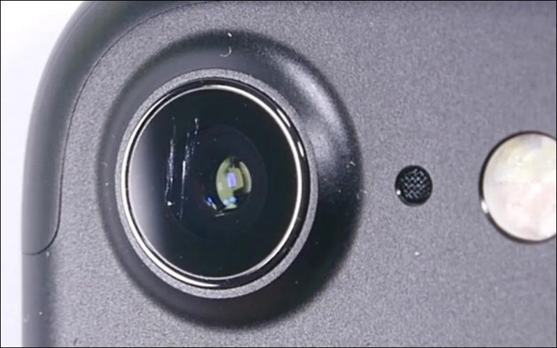 mặt kính camera bị trầy xước cũng là một nguyên nhân phổ biến khiến ảnh chụp bị mờ