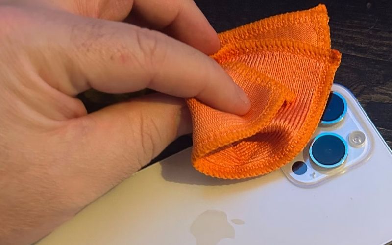 bạn có thể sử dụng khăn mềm có bề mặt mịn để lau nhẹ và loại bỏ dấu vân tay, bụi bẩn