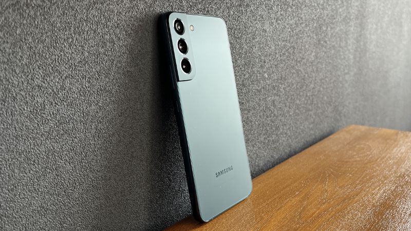 Viên pin 4500mAh trên S22 Plus kết hợp cùng màn hình tiết kiệm năng lượng