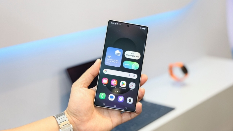Màn hình của S25 Ultra có kích thước 6.9 inch, sử dụng tấm nền Dynamic AMOLED 2X