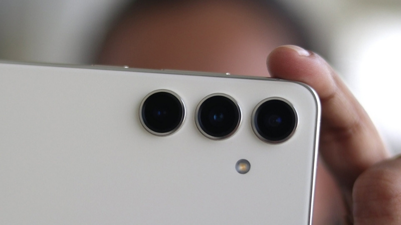 Camera chính 50MP, camera siêu rộng 12MP và camera tele 10MP