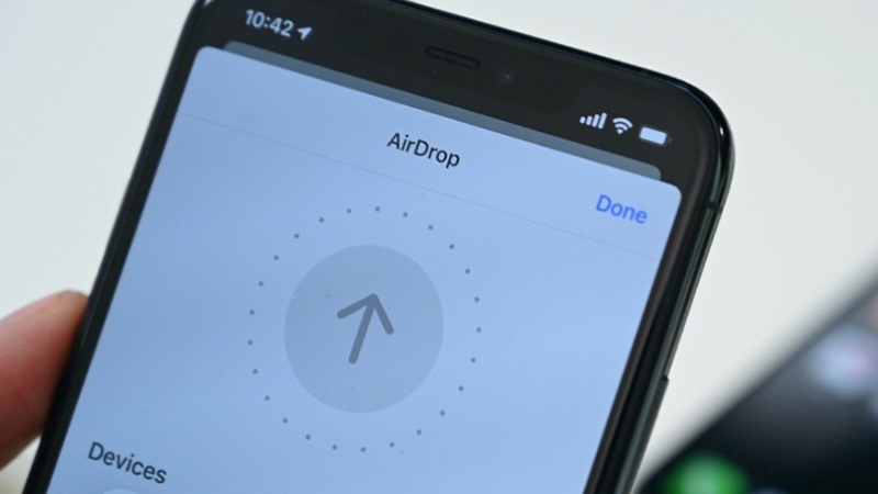 UWB giúp các sản phẩm iPhone cải thiện khả năng nhận diện không gian, thiết bị và chia sẻ tốt hơn qua AirDrop