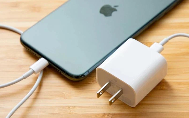 Bạn có thể tìm thấy các loại củ sạc 20W và phụ kiện MagSafe chính hãng tại Di Động Mới