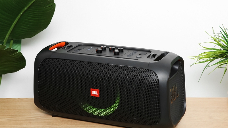 Loa JBL Partybox On The Go được thiết kế với kích thước khá nhỏ gọn