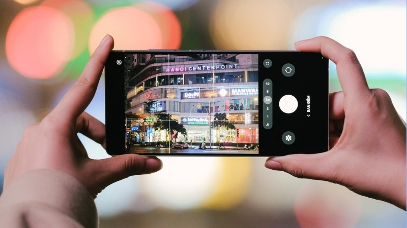 Để chủ động hơn, bạn có thể vuốt sang tab BAN ĐÊM (NIGHT) trong giao diện camera
