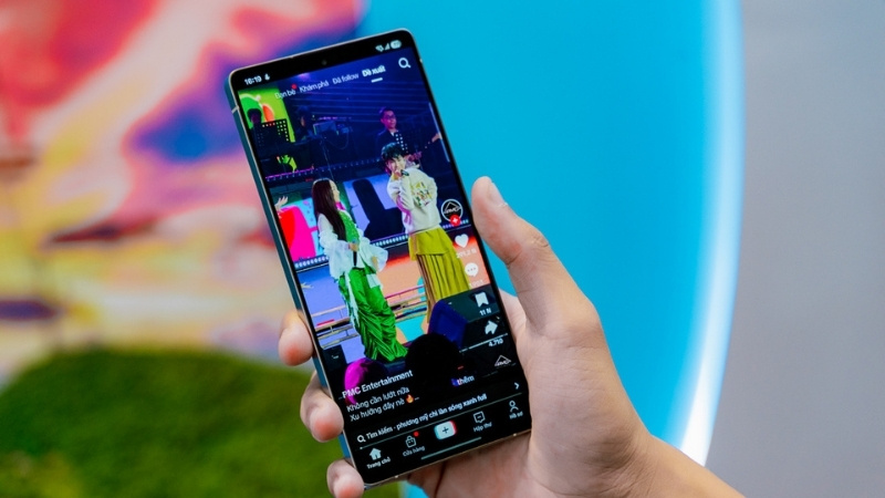 Sau khi lướt Facebook và TikTok đồng thời trong hơn 20 phút, pin mới giảm xuống 99%