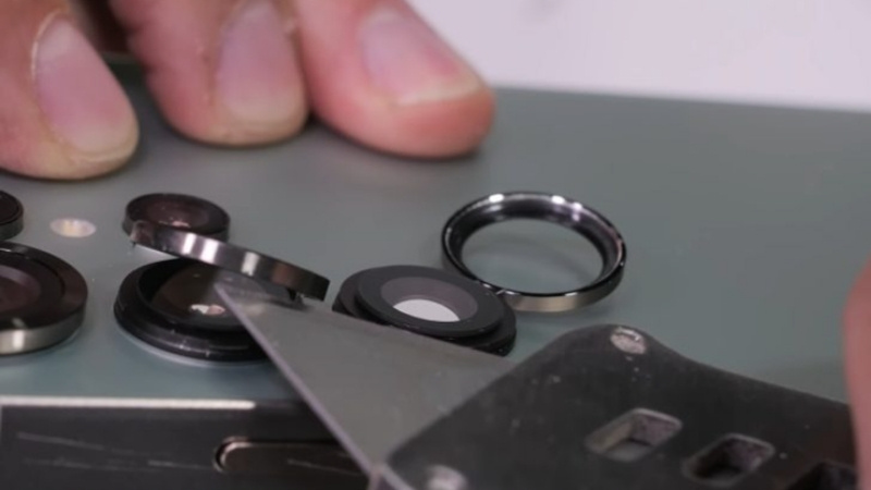Vòng bảo vệ camera có thể dễ dàng tháo rời bằng dụng cụ sắc nhọn