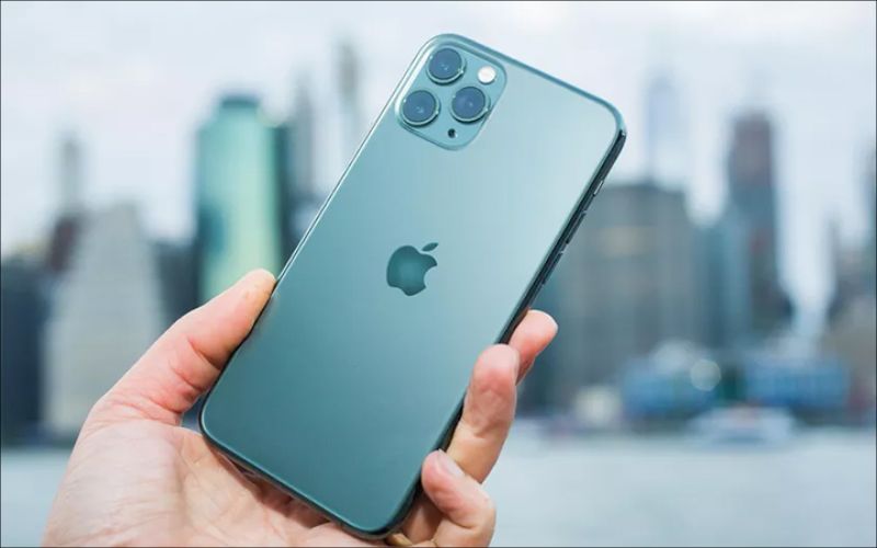 iPhone 11 Pro là phiên bản cao cấp với màn hình ấn tượng