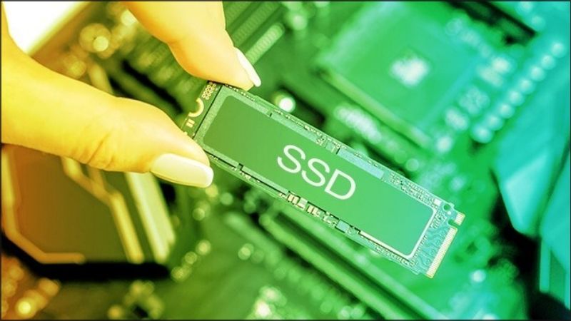SSD sử dụng bộ nhớ flash NAND để lưu trữ thông tin
