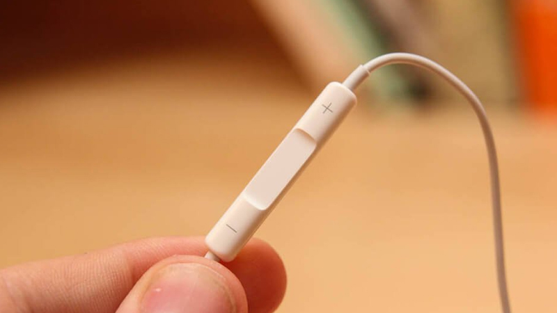Micro của tai nghe thường đặt gần miệng hơn, giúp thu rõ giọng nói 