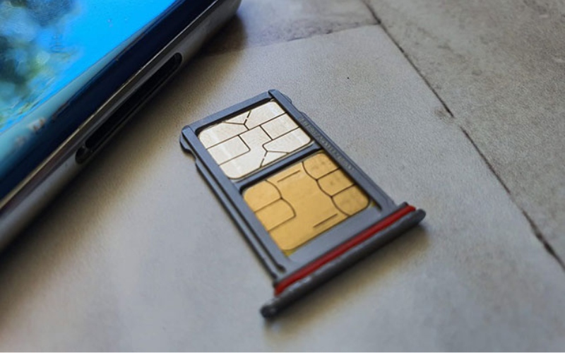 Lỗi lắp SIM vào khay SIM không chặt