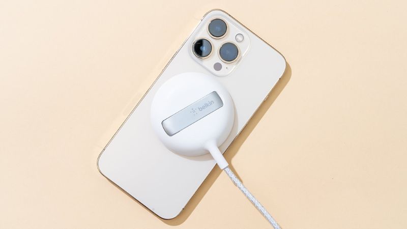  Với ốp lưng, nên dùng loại mỏng hoặc hỗ trợ MagSafe