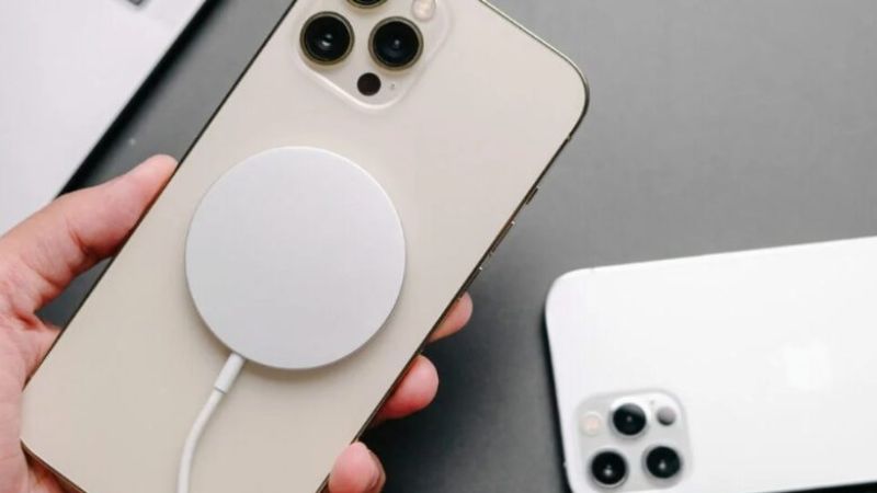 Đặt iPhone ở giữa vùng sạc
