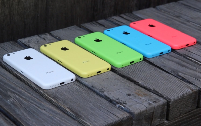 iPhone 5c co thiet ke vo nhua voi da dang mau sac ruc ro