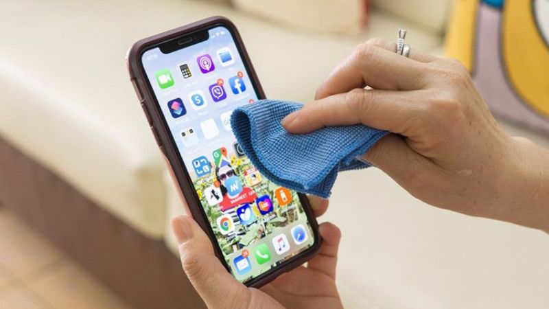 Dùng khăn mềm lau ngay nếu có giọt nước bắn vào
