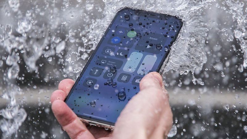 Khi iPhone bị vào nước, hãy tắt nguồn ngay lập tức và lau khô bên ngoài 