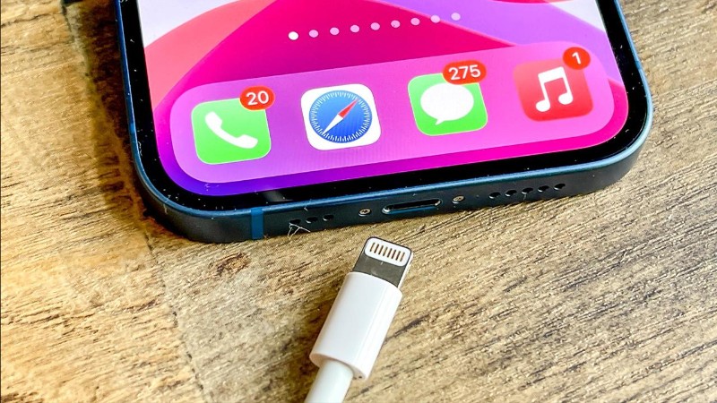 Nên cắm sạc iPhone trong suốt quá trình cập nhật