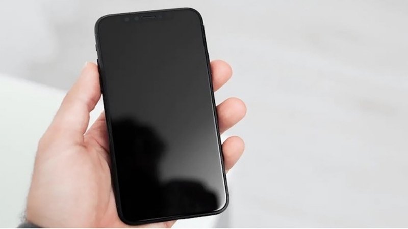 Màn hình của iPhone bị tối đen và không hiển thị bất kỳ thông tin nào