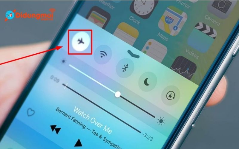 Hãy chạm vào biểu tượng máy bay để bật chế độ máy bay