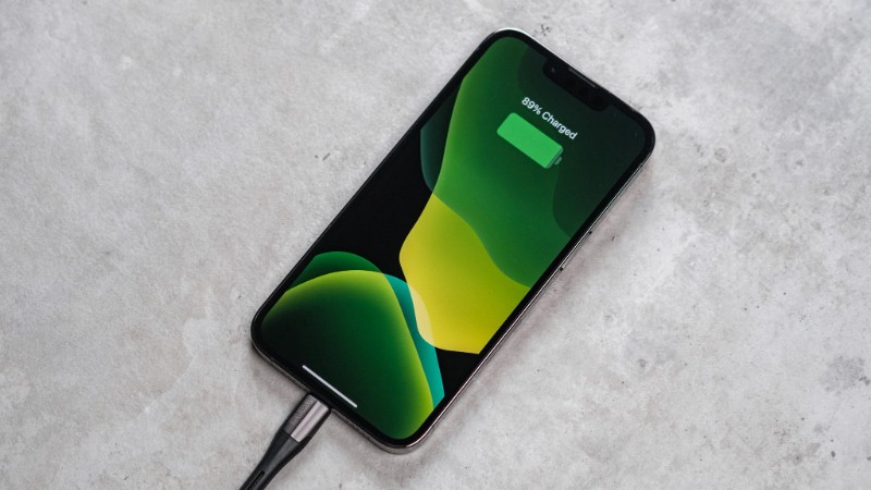 Nếu đột nhiên thời gian sạc kéo dài thành 4 - 5 tiếng hoặc hơn, thì có thể iPhone của bạn đang gặp vấn đề về sạc