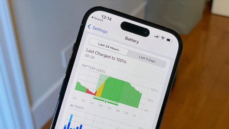 Pin chai không chỉ gây sạc chậm mà còn ảnh hưởng đến hiệu năng của iPhone