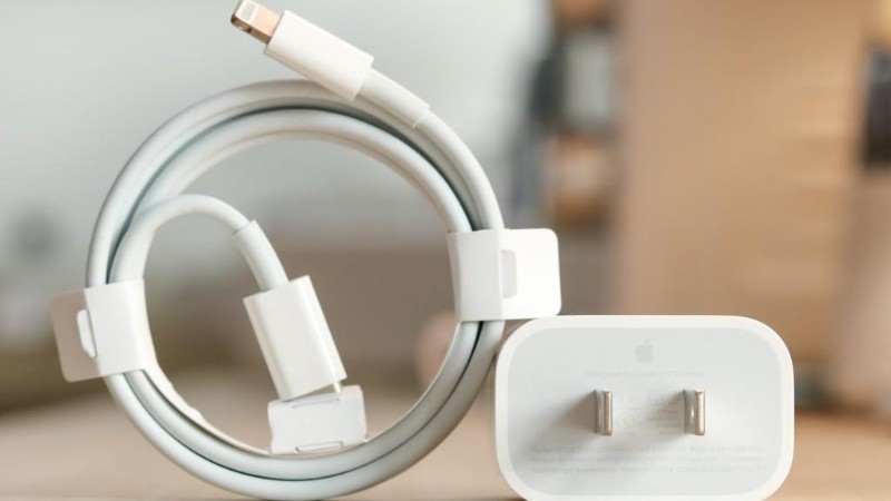 Sạc iPhone bằng củ sạc cắm trực tiếp vào ổ điện tường sẽ nhanh hơn sạc qua cổng USB máy tính